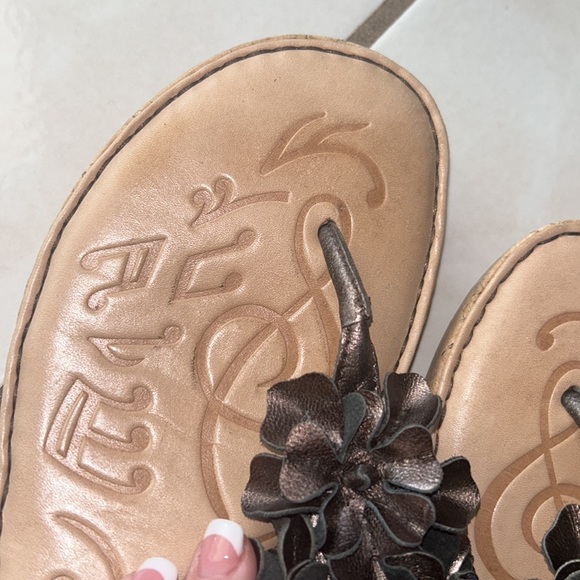 BORN LEATHER SANDALS🤎Slip On Thong Flip-Flop Style🌻Bronze Brown Size 10 - Picture 9 of 14